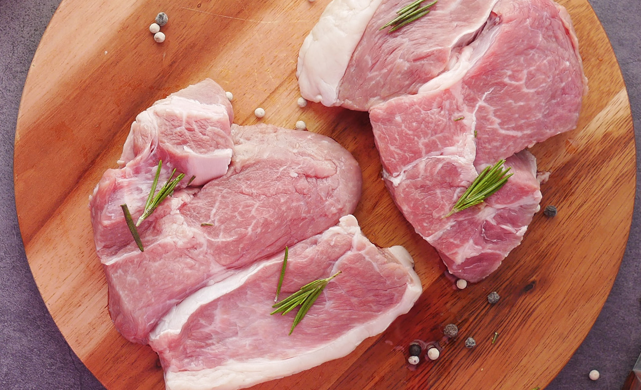 Farserede svinekoteletter med lun ansjossauce